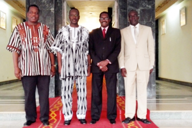  Remise de chèques aux jeunes promoteurs du Burkina Faso